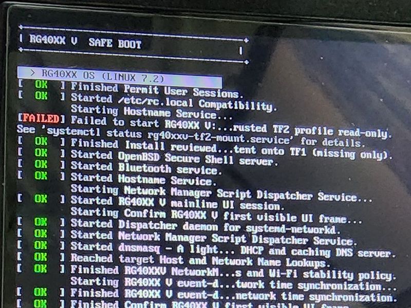 開機選單與 systemd 輸出:頂端 RG40XX V SAFE BOOT,選取 RG40XX OS (LINUX 7.2),下方是各服務的 OK 與一行 FAILED