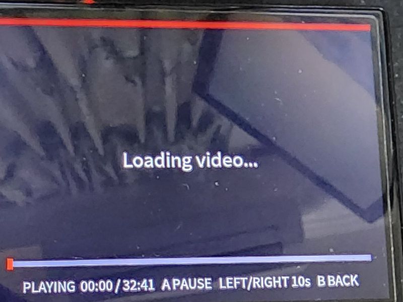 播放前的狀態:畫面中央 Loading video…,底部進度列顯示 PLAYING 00:00 / 32:41 與 A PAUSE、LEFT/RIGHT 10s、B BACK